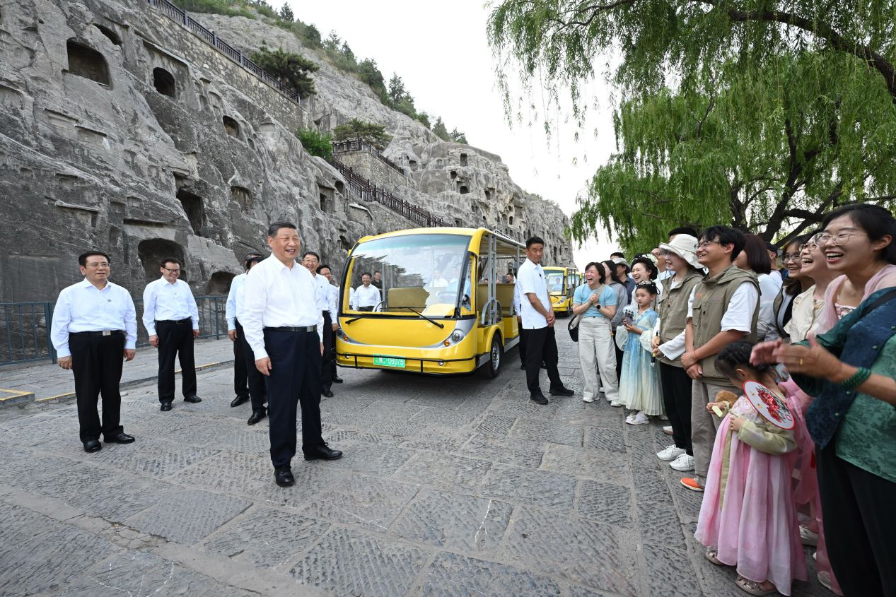 5月19日，習(xí)近平在洛陽龍門石窟考察時(shí)，同游客親切交流。
