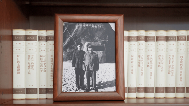 2022年12月31日，習(xí)近平辦公室的書架上擺放著他和父親的合影。