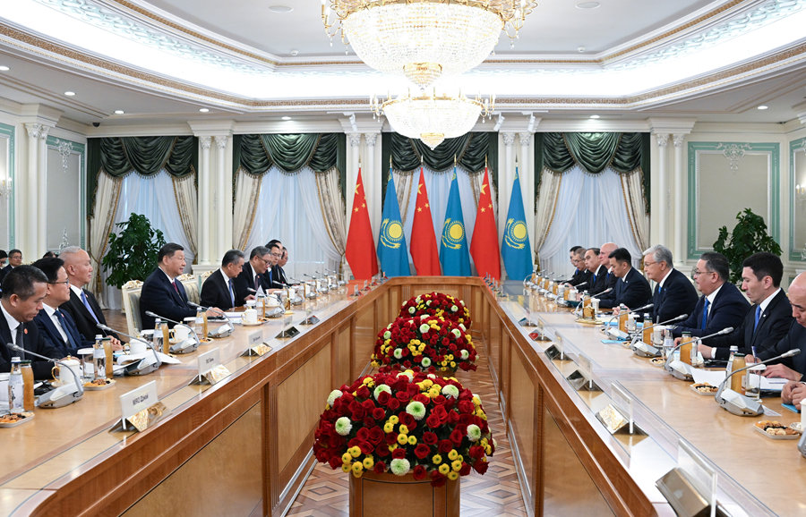 當(dāng)?shù)貢r間6月16日下午，哈薩克斯坦總統(tǒng)托卡耶夫同中國國家主席習(xí)近平在阿斯塔納總統(tǒng)府舉行會談。