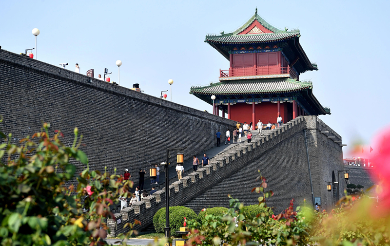 2024年9月16日，游客在河北省石家莊市正定古城游玩。