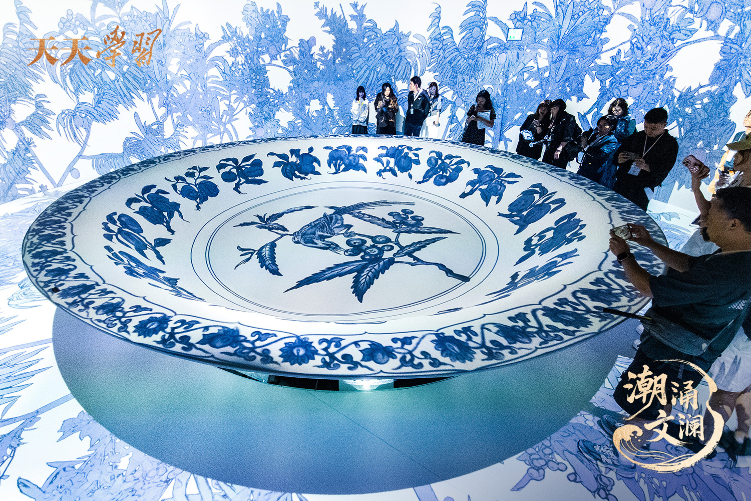 2025年5月13日，“‘紋’以載道——故宮博物院沉浸式數(shù)字體驗展”亮相香港故宮文化博物館。