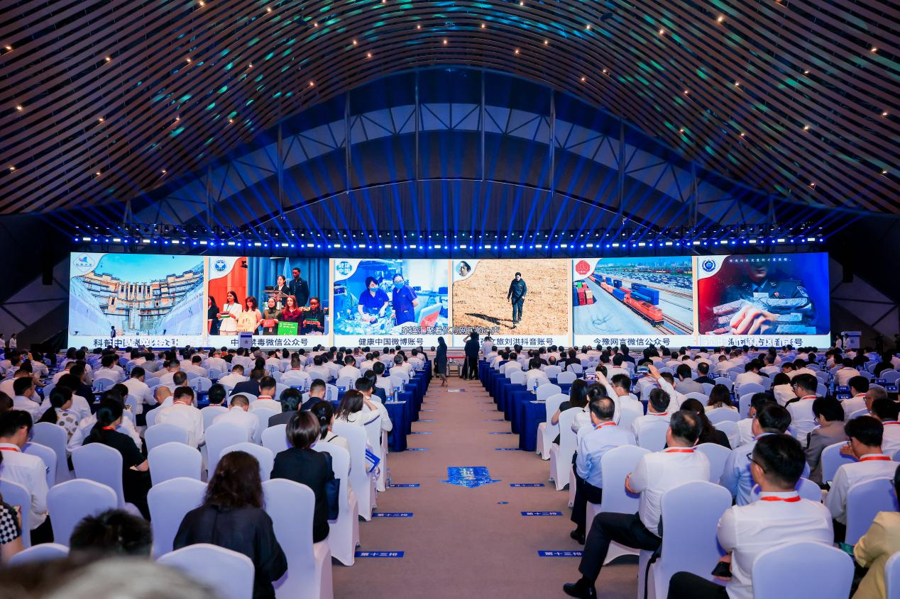 2025年中國網(wǎng)絡(luò)文明大會(huì)《走好網(wǎng)上群眾路線百個(gè)成績(jī)突出賬號(hào)推選活動(dòng)成果》發(fā)布現(xiàn)場(chǎng)。