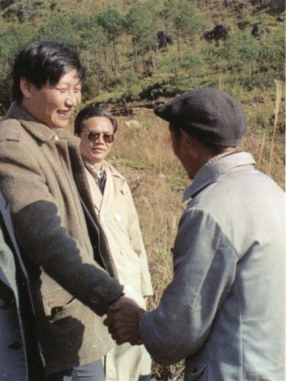 1989年1月，習(xí)近平到周寧縣走訪種林專業(yè)戶。（圖源：《習(xí)近平在寧德》）