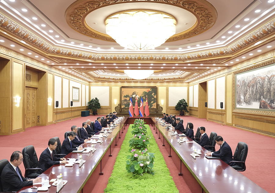 9月4日晚，中共中央總書(shū)記、國(guó)家主席習(xí)近平在北京人民大會(huì)堂同來(lái)華出席紀(jì)念中國(guó)人民抗日戰(zhàn)爭(zhēng)暨世界反法西斯戰(zhàn)爭(zhēng)勝利80周年活動(dòng)的朝鮮勞動(dòng)黨總書(shū)記、國(guó)務(wù)委員長(zhǎng)金正恩舉行會(huì)談。