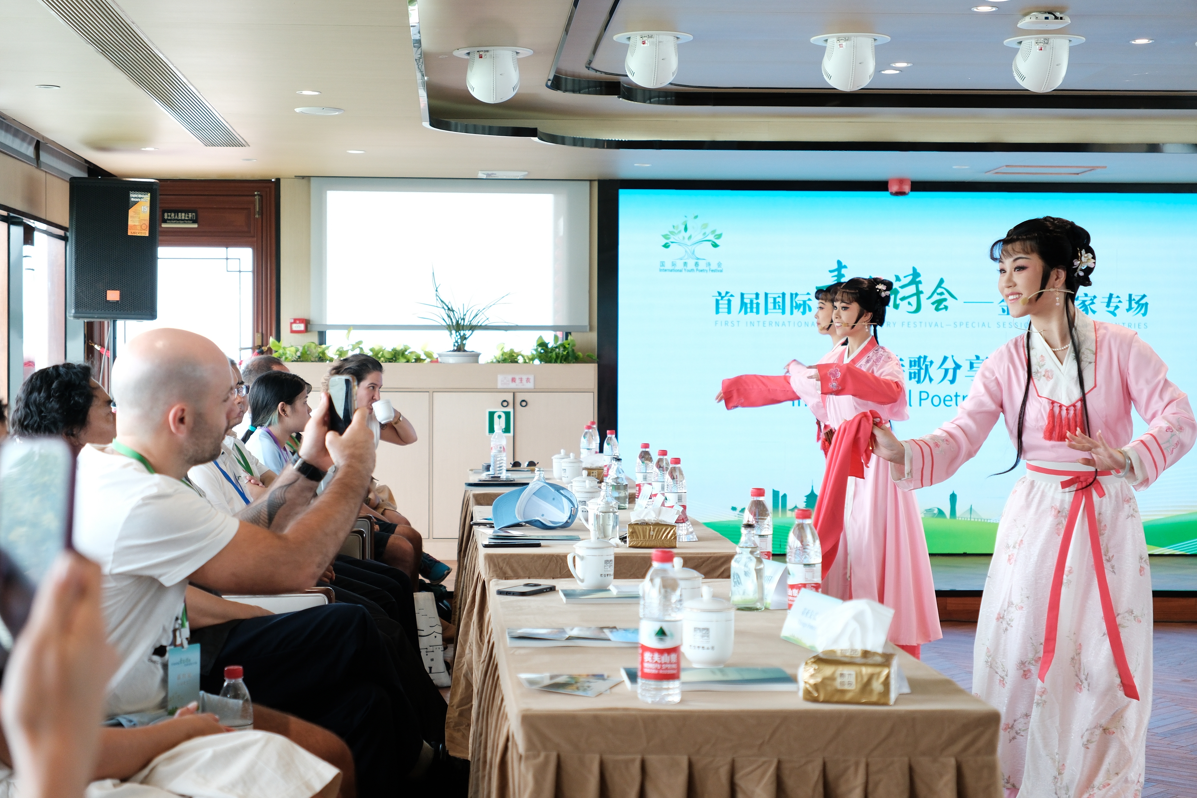 2024年7月21日，浙江杭州，金磚國(guó)家外國(guó)友人欣賞越劇《富陽(yáng)新曲》。