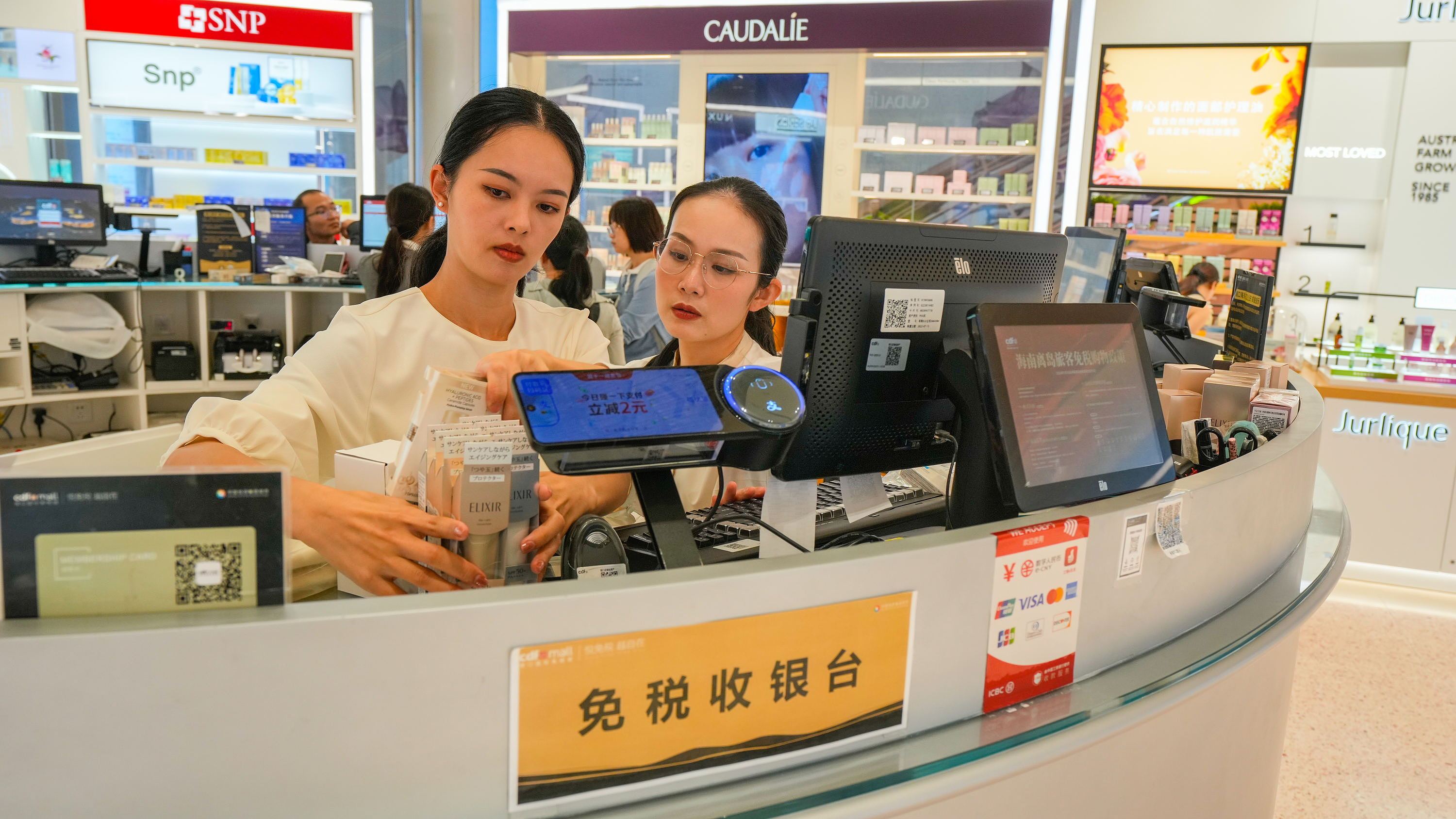 2025年11月1日，海口，cdf海口國(guó)際免稅城內(nèi)人頭攢動(dòng)，眾多旅客在選購(gòu)免稅商品。