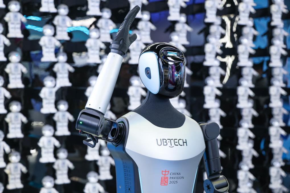 △ 2025年4月23日，在深圳優(yōu)必選科技展廳內(nèi)，商用版人形機器人Walker C向觀眾揮手致意。