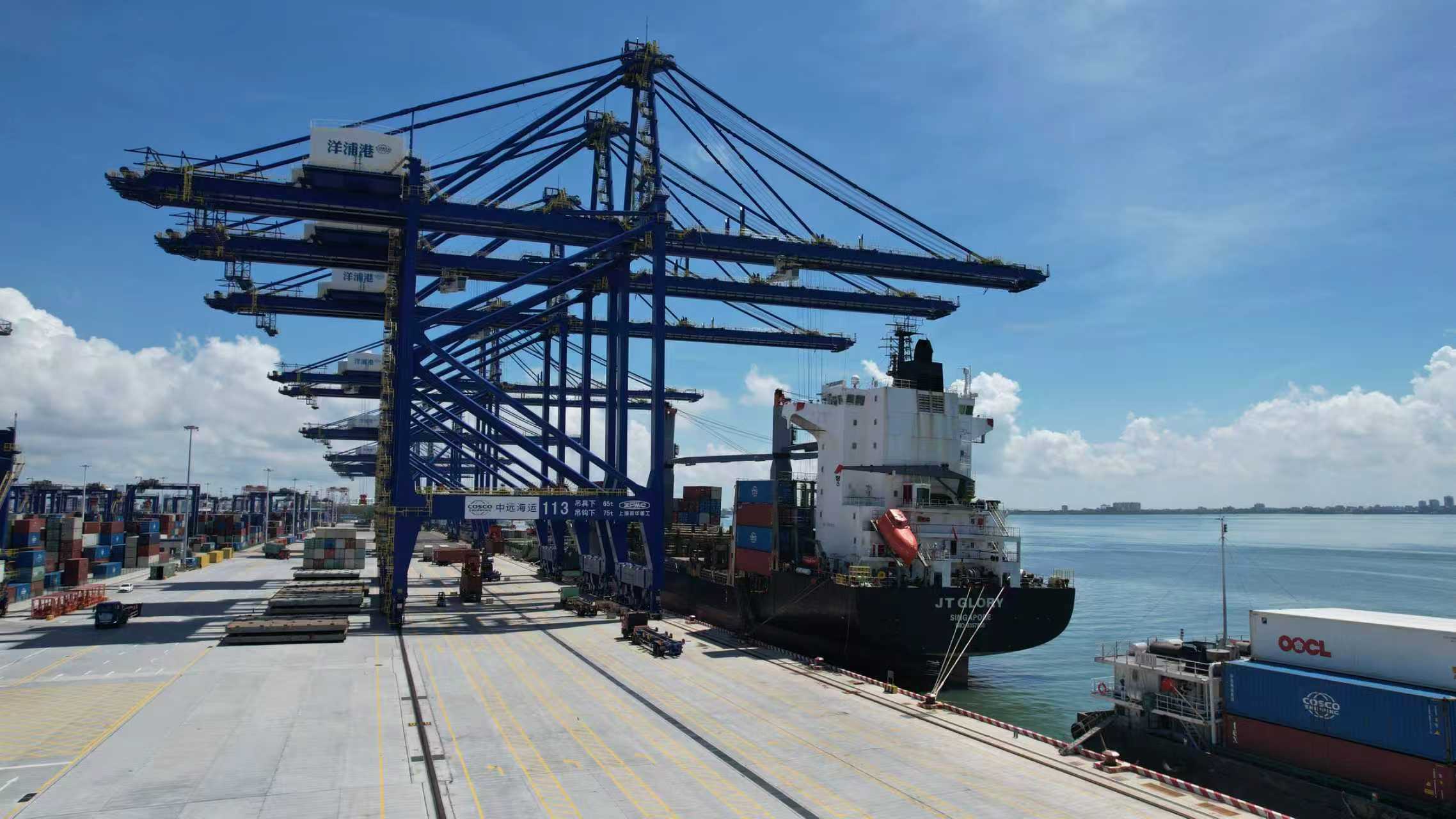 海南洋浦國(guó)際集裝箱碼頭。人民網(wǎng)記者 孟凡盛攝