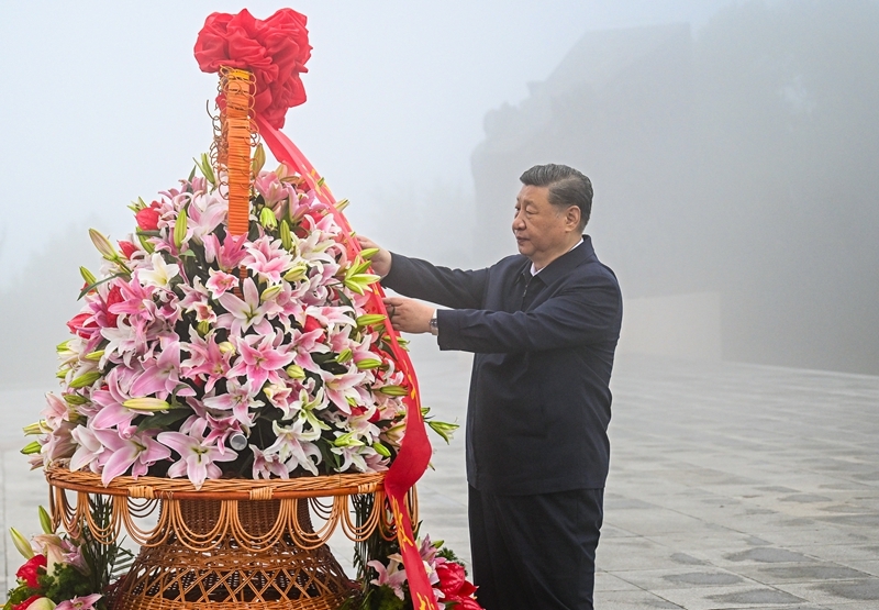 2025年7月7日，習(xí)近平總書記在位于山西省陽泉市獅腦山的百團(tuán)大戰(zhàn)紀(jì)念碑廣場，向八路軍烈士敬獻(xiàn)花籃。