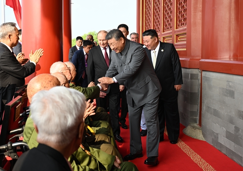 2025年9月3日，習(xí)近平總書記同抗戰(zhàn)老戰(zhàn)士老同志代表親切握手，向他們表示崇高敬意。