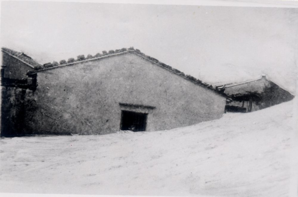 昔日的東山島風(fēng)沙掩埋部分村民村舍（資料照片）。