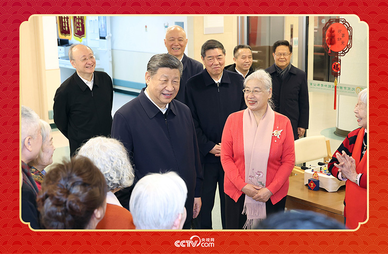 2026年2月10日，習(xí)近平總書記在北京西城區(qū)“吾老·新街”養(yǎng)老服務(wù)街區(qū)銀齡老年公寓考察時(shí)，同老人們親切交流。