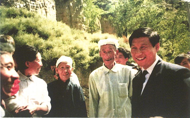 1993年9月27日，習(xí)近平回到梁家河看望鄉(xiāng)親們。