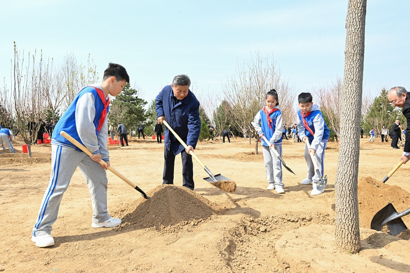 2025年4月3日，習(xí)近平總書記來到北京市豐臺區(qū)永定河畔參加首都義務(wù)植樹活動(dòng)。