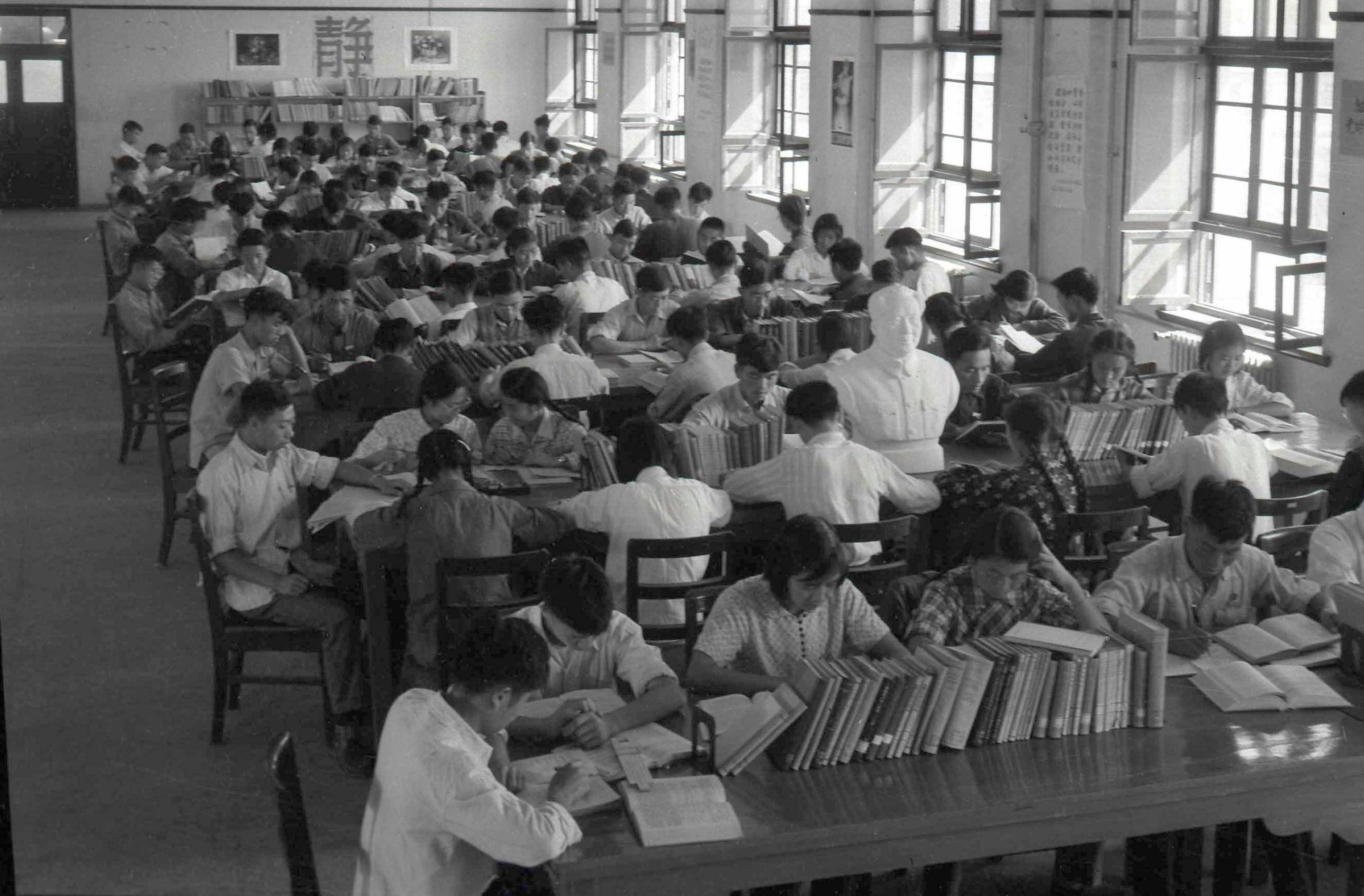 1959年，學(xué)生們在西遷后的交大校園圖書館閱覽室內(nèi)學(xué)習(xí)（資料照片）。
