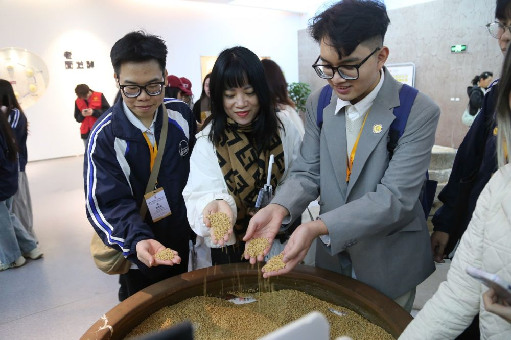 2026年3月30日，參加“紅色研學(xué)之旅”的越南青年在河北參觀新農(nóng)村建設(shè)。