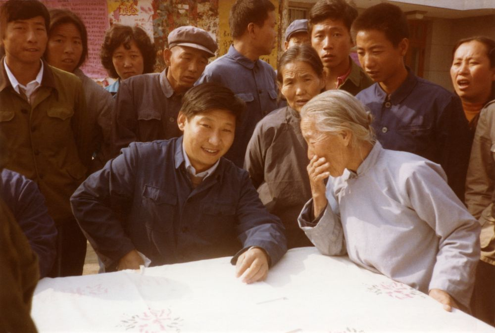 這是1983年，時任河北正定縣委書記的習近平，臨時在大街上擺桌子聽取老百姓意見。