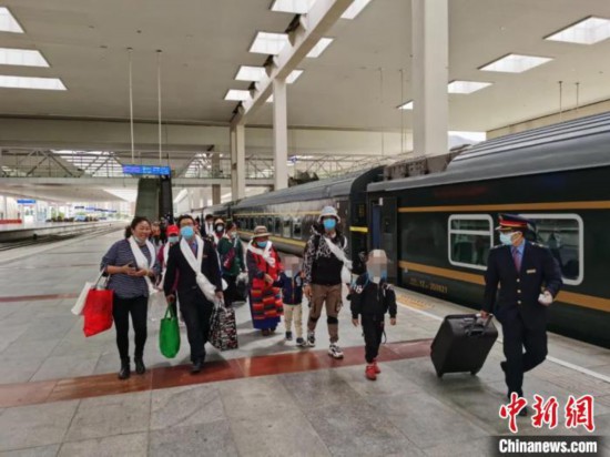 圖為拉薩車站工作人員為西藏先心病患兒和陪同人員提供“綠色”接力幫扶，并開通了專門通道，讓他們快速進(jìn)站上車。拉薩車站 供圖