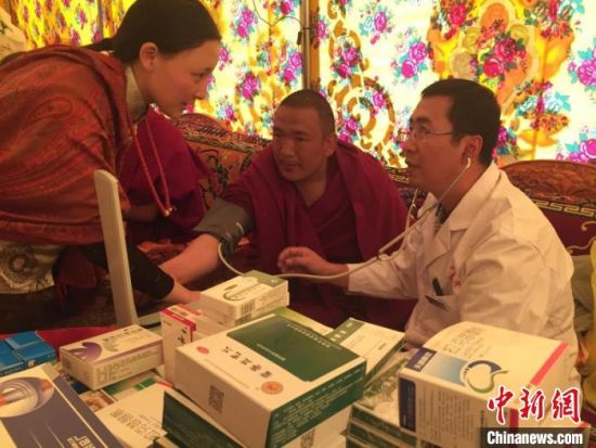 圖為馬少元(右一)在基層開展義診。青海省第四人民醫(yī)院供圖