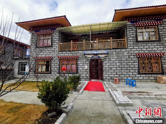 圖為林芝米林縣羌納鄉(xiāng)西嘎村村民家家戶戶發(fā)展庭院經(jīng)濟，院內(nèi)種滿了各種果樹?！≮w延 攝