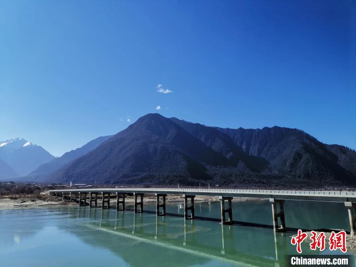 圖為現(xiàn)在已經(jīng)通車的魯霞大橋?！≮w延 攝