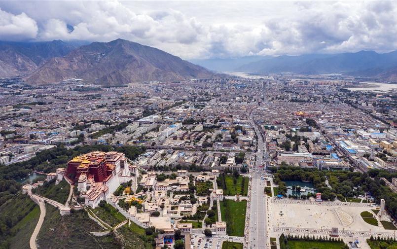 鳥(niǎo)瞰拉薩古城（8月10日無(wú)人機(jī)拍攝）。新華社記者 李鑫 攝.jpg
