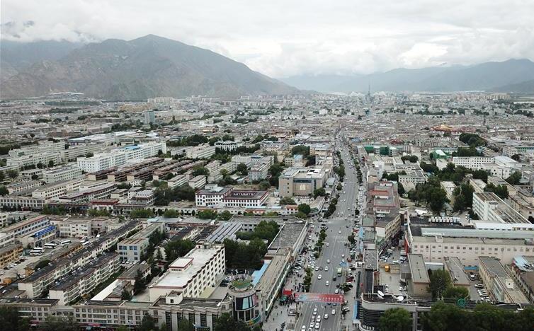 8月10日無(wú)人機(jī)拍攝的拉薩城市一景。新華社記者 王益亮 攝.jpg