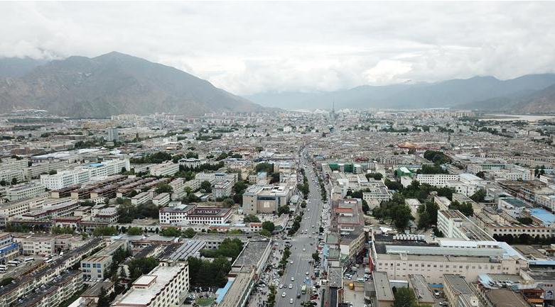 8月10日無(wú)人機(jī)拍攝的拉薩城市一景。新華社記者 王益亮 攝.jpg