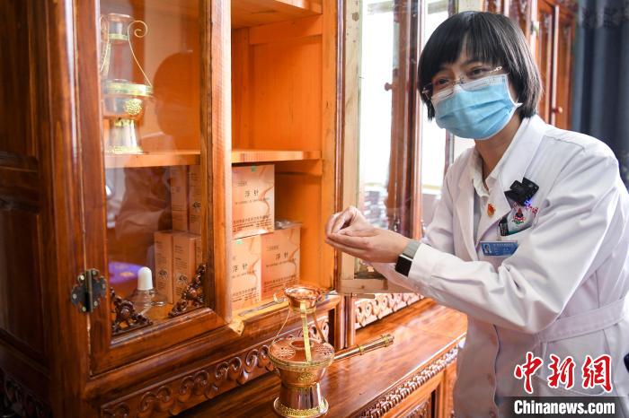 湖南中醫(yī)藥大學(xué)第一附屬醫(yī)院外治科援藏醫(yī)生譚濤介紹中醫(yī)和藏醫(yī)向結(jié)合的霍爾麥療法?！钊A峰 攝