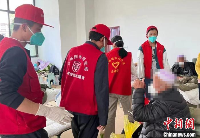 圖為得到妥善安置周到的服務(wù)，患者向志愿者豎起大拇指?！∪湛t市委宣傳部供圖