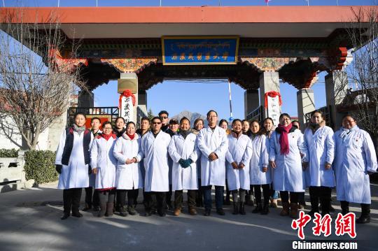 圖為該校師生在更名后的西藏藏醫(yī)藥大學(xué)校門前合影留念?！『闻罾?攝