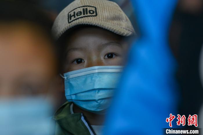 醫(yī)生介紹，孩子們治療后再遵醫(yī)囑服用一段時(shí)間藥物后，便可康復(fù)?！〗w波 攝