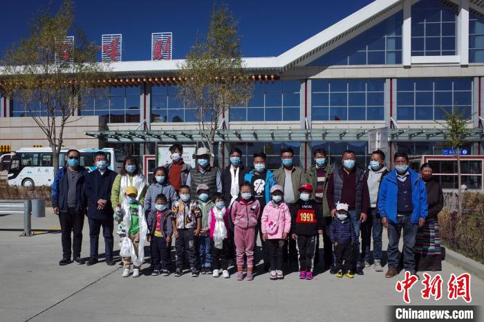 10位接受先心病治療的孩子及家長(zhǎng)、工作人員等在日喀則和平機(jī)場(chǎng)合影?！〗w波 攝