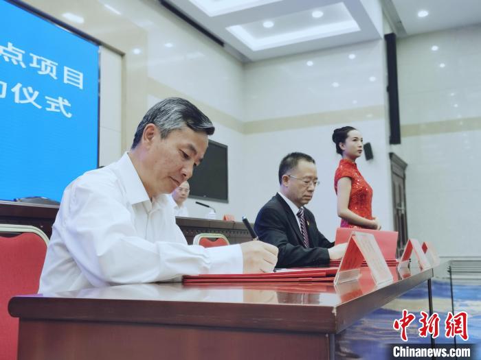 圖為青海省副省長匡湧(左)簽訂合作共建區(qū)域醫(yī)療中心框架協(xié)議?！?zhí)砀?攝