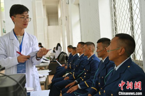 圖為研究團(tuán)隊(duì)成員登記消防員信息?！≮w朗 攝