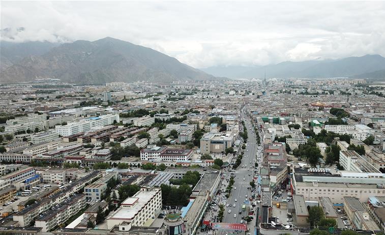8??10日無人機拍攝的拉薩城市一景???新華社記??? 王益?? ??.jpg