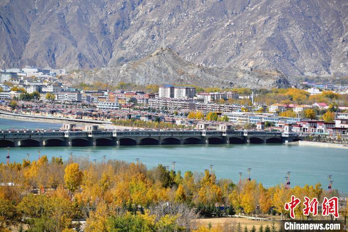 10月25日，被秋色點綴的拉薩河。　江飛波 攝