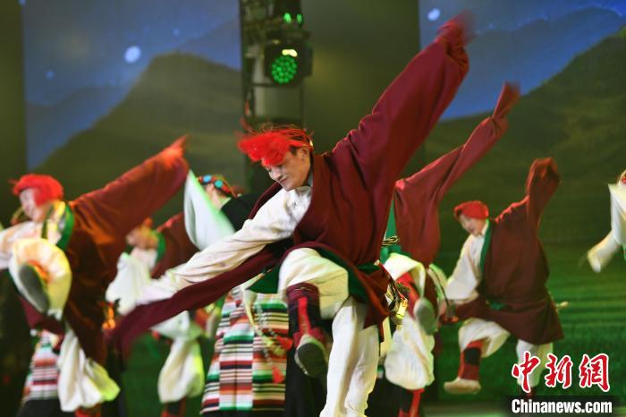 圖為演員在聯(lián)歡晚會上表演?！∝暩聛硭?攝