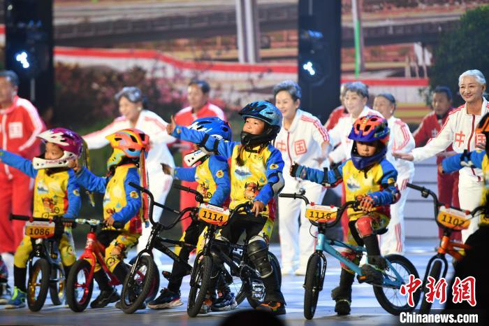 圖為拉薩市春節(jié)藏歷新年聯(lián)歡晚會錄制現(xiàn)場?！∝暩聛硭?攝