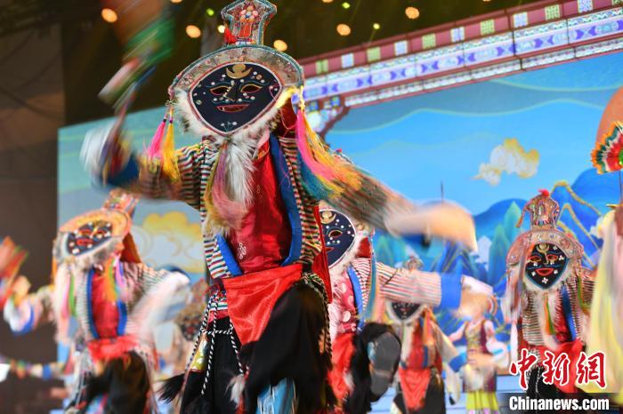 圖為演員在聯(lián)歡晚會上表演。　貢嘎來松 攝