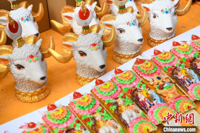 圖為拉薩市場上待售的吉祥羊頭。　貢嘎來松 攝