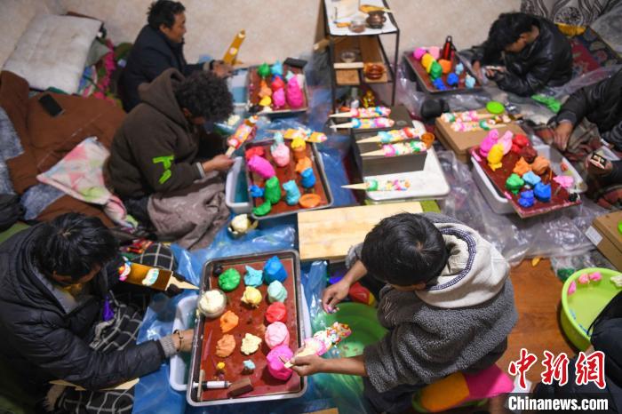 圖為拉薩手藝人制作年貨酥油花?！∝暩聛硭?攝