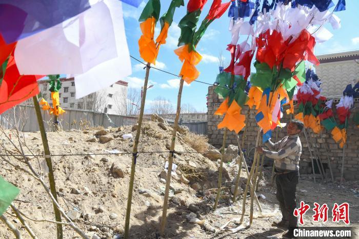 圖為拉薩街頭出售的五彩經(jīng)幡?！∝暩聛硭?攝