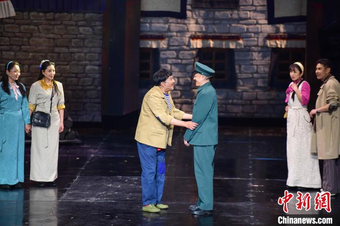 圖為西藏本土話劇《八廓街北院》演出現(xiàn)場(chǎng)。　劉瑤 攝