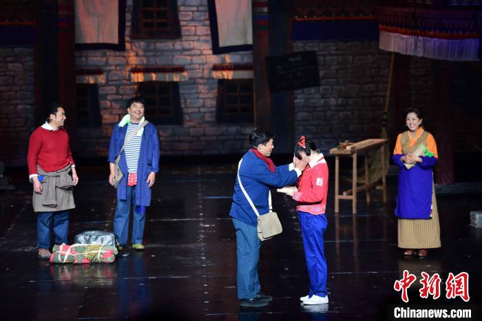 圖為西藏本土話劇《八廓街北院》演出現(xiàn)場?！∝暩聛硭?攝