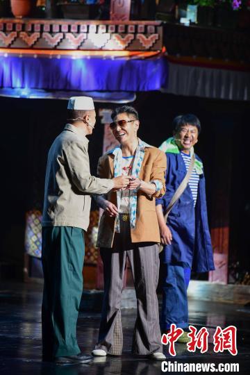 圖為西藏本土話劇《八廓街北院》演出現(xiàn)場?！∝暩聛硭?攝