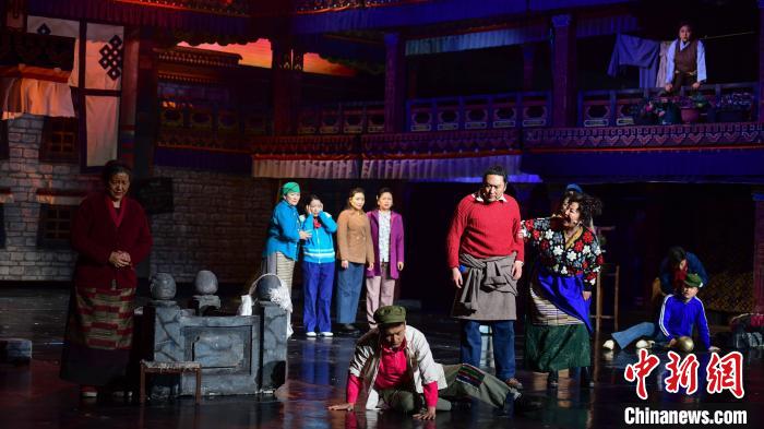 圖為西藏本土話劇《八廓街北院》演出現(xiàn)場?！∝暩聛硭?攝
