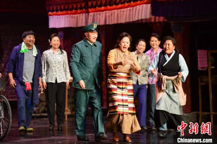 圖為西藏本土話劇《八廓街北院》演出現(xiàn)場?！∝暩聛硭?攝
