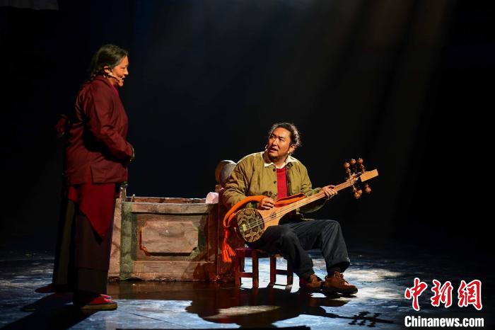 圖為西藏本土話劇《八廓街北院》演出現(xiàn)場。　貢嘎來松 攝