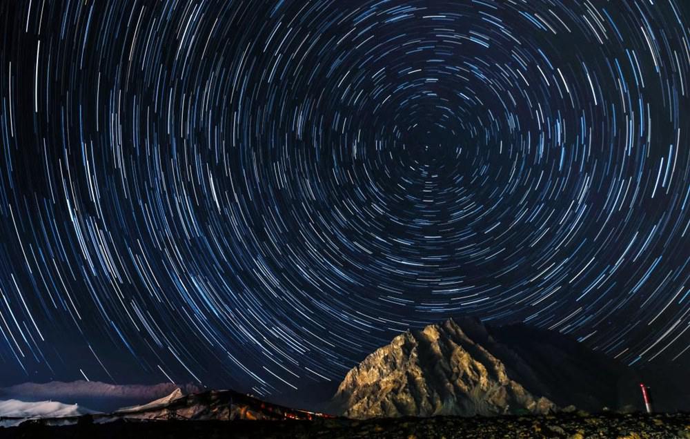 微微風簇浪，散作滿河星。貢覺群培攝